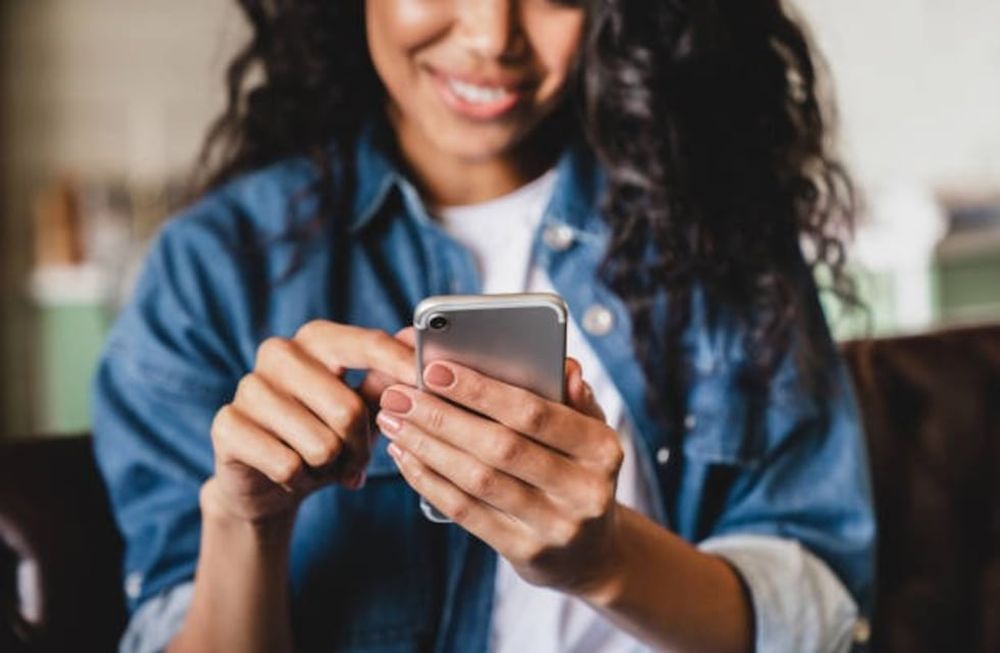 ¿Pantalla del celular sucia? Aprende a limpiarla con un ingrediente casero y barato.