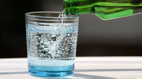Agua con gas: beneficios, riesgos y cuánto se puede tomar por día, según la ciencia