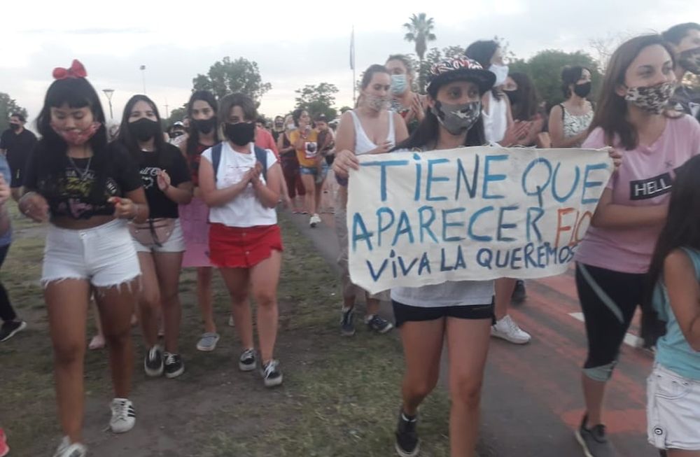 Familiares y vecinos pidieron en Maipú por la aparición con vida de Florencia Romano, la adolescente que es intensamente buscada desde el fin de semana.