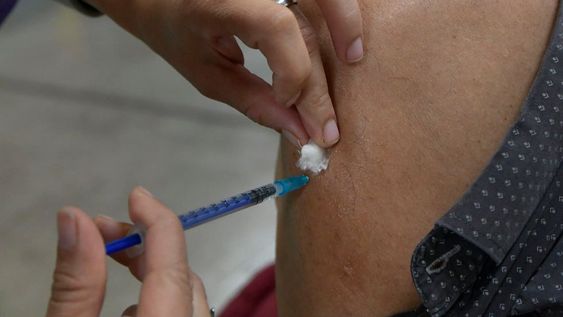Una mujer de 60 años recibió ste lunes la segunda dosis de la vacuna contra el Covid-19. El detalle es que la primera había sido de Sputnik V y la segunda fue de Sinopharm. Foto: Orlando Pelichotti / Los Andes