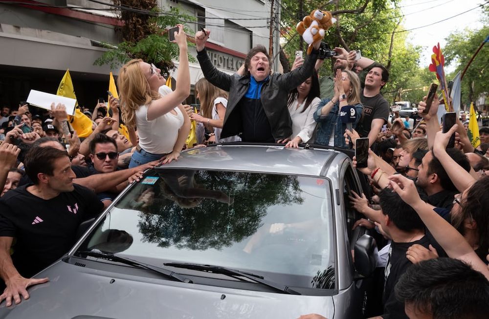 Adías del balotaje presidencial, Javier Milei volvió a Mendoza y realizó una caravana por la Ciudad. Los seguidores del líder de La Libertad Avanza se comenzaron a concentrar en el microcentro durante las primeras horas de la tarde. Foto: Ignacio Blanco / Los Andes