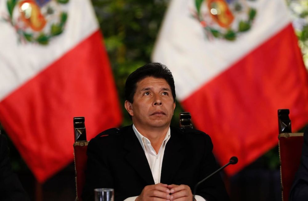 El presidente de Perú, Pedro Castillo, decretó este miércoles disolver temporalmente el Congreso e instaurar un Gobierno de emergencia nacional, horas antes de que el Parlamento debatiera una moción de vacancia (destitución) en su contra que podría haberlo apartado de la jefatura del Estado. Foto: EFE/ Paolo Aguilar /ARCHIVO