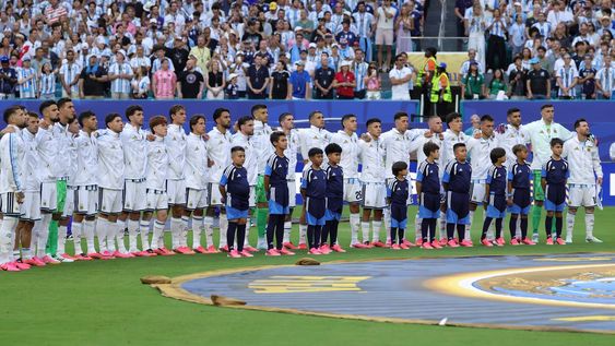 La Selección Argentina volvió a protagonizar un momento inolvidable: jugadores e hinchas cantaron el Himno Nacional a una sola voz e hicieron estremecer al Hard Rock Stadium antes del inicio del encuentro.