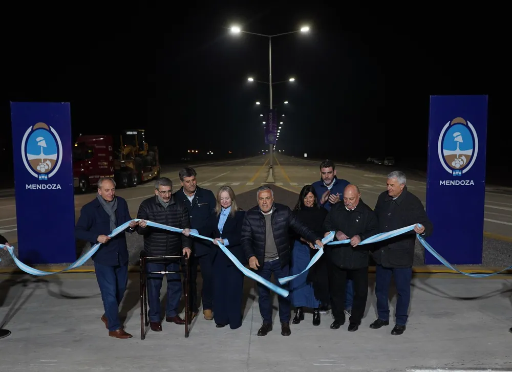 A pesar de que todavía atraviesa un proceso de recuperación de su salud, el intendente de Rivadavia, Ricardo Mansur, no se quiso perder la inauguración de una obra clave para su departamento: la doble vía del Este. No sólo participó del acto junto al gobernador Alfredo Cornejo y sus pares de San Martín, Raúl Rufeil, y de Junín, Mario Abed, sino que en plan cacique hasta reclamó más celeridad con las obras.
