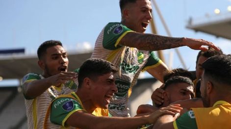 Todo Defensa y Justicia festeja el seguno tanto de Brian Romero. / Gentileza.