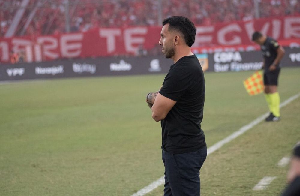 El técnico de Independiente, Carlos Tevez y la polémica jugada ante River (Prensa CAI)