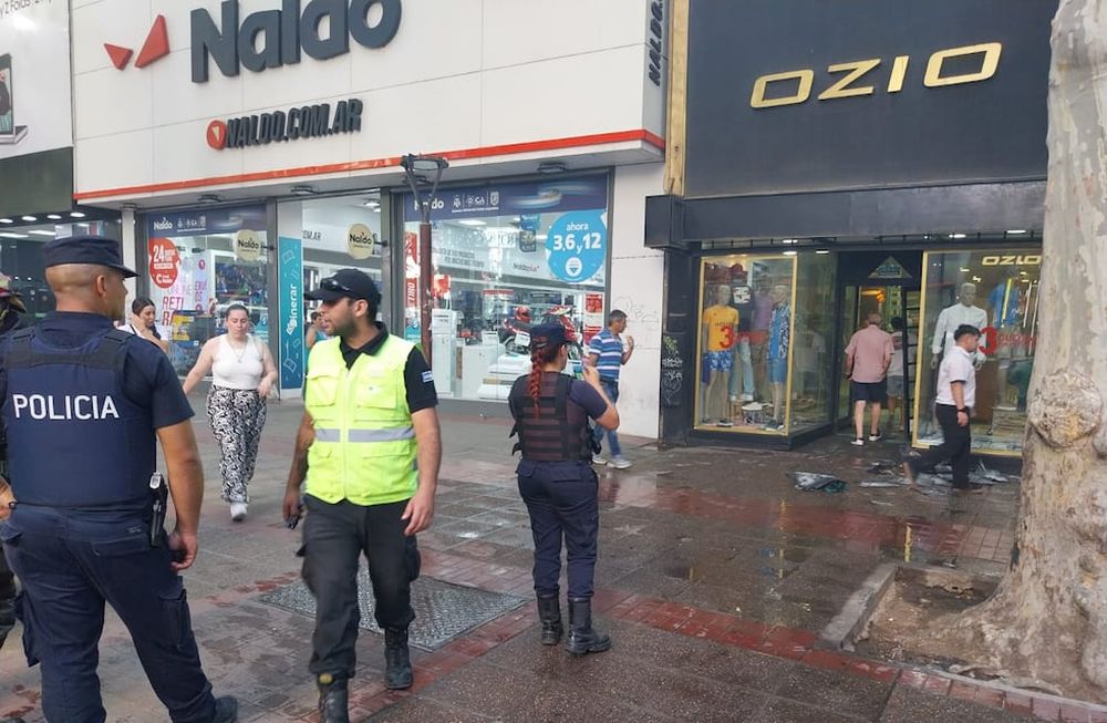 Bomberos, policías y preventores llegaron al lugar para prestar asistencia; pero el siniestro estaba controlado. | Foto: Ignacio Zavala Tello