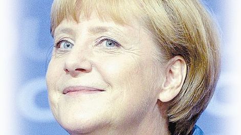 Conforme Merkel recibe baño de gloria, Hollande camina bajo llovizna política