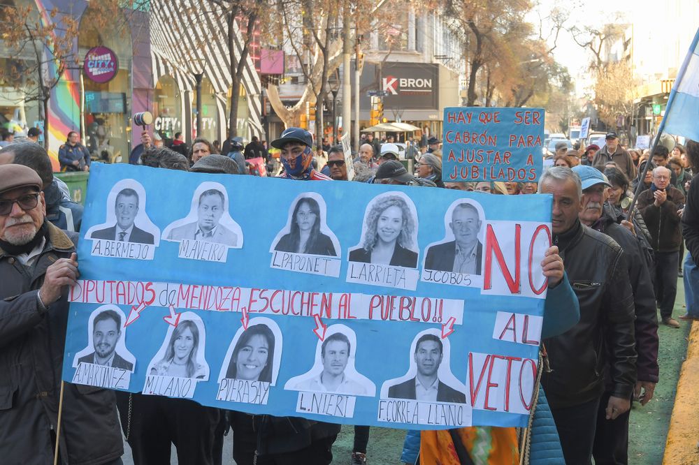 Marcha de jubilados por las calles del centro de Mendoza. Cientos de personas se manifestaron en contra del veto del presidente de Milei a las leyes que aumentan el salario de los jubilados y declaran la emergencia en discapacidad. 