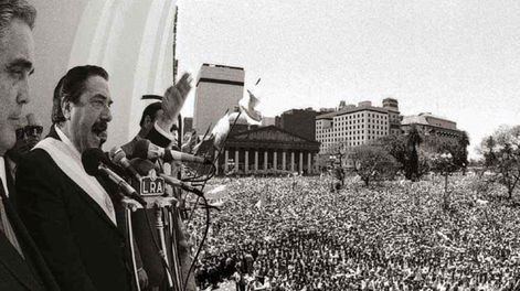 Los Andes | Renacer. Un día luminoso fue el comienzo del mandato de Raúl Alfonsín, primer presidente de la democracia recuperada. Una multitud lo acompañó (Presidencia de la Nación / archivo).