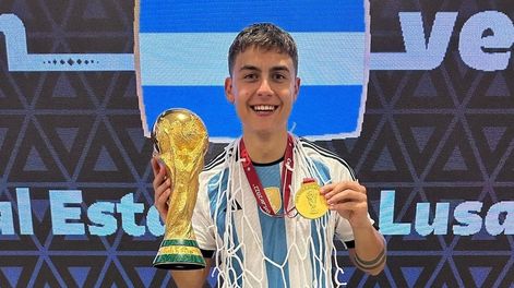 Paulo Dybala, donó la medalla de campeón del mundo.