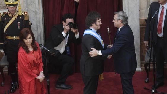 El presidente Javier MIlei al recibir los atributos de mando por parte de Alberto Fernández (Foto: Federico López Claro)