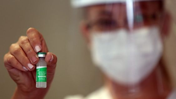 Este lunes comenzó el operativo de vacunación en el hogar Santa Marta donde los adultos mayores y personal de salud recibieron las primeras dosis. Foto: Prensa Gobierno de Mendoza.