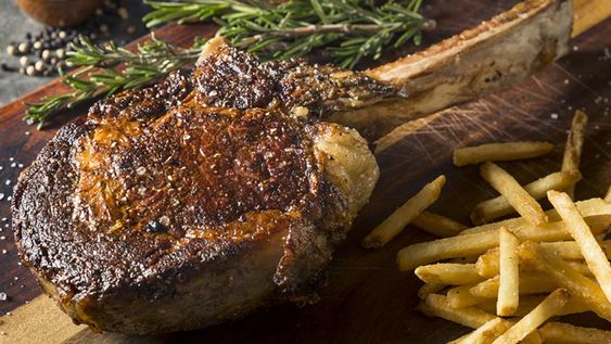 Qué son tomahawk, american cowboy steak y bisteca: los cortes de moda para el asado argentino