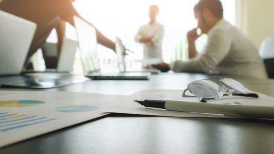 Si bien la mayoría de los freelancers aseguran que se paga muy bien en el exterior, lo cierto, es que la competencia es mayor y eso termina afectando al mercado y presiona los precios finales hacia abajo.