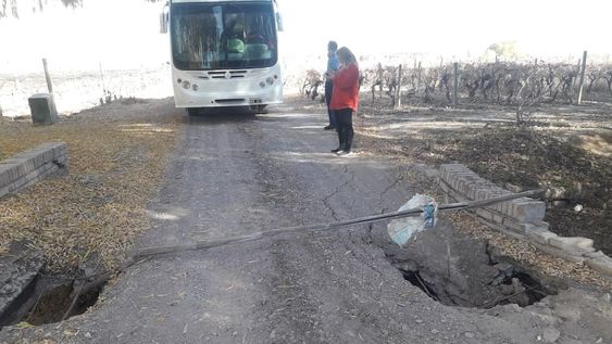 El puente permite acceder a varias fincas, bodegas y una escuela rural con niños que reciben su ración alimentaria diaria. Foto: gentileza