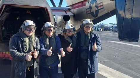 El presidente Javier Milei junto junto al embajador Peter Lamelas, Karina Milei y Pablo Quirno a bordo del portaaviones USS Nimitz durante ejercicios navales conjuntos con Estados Unidos
