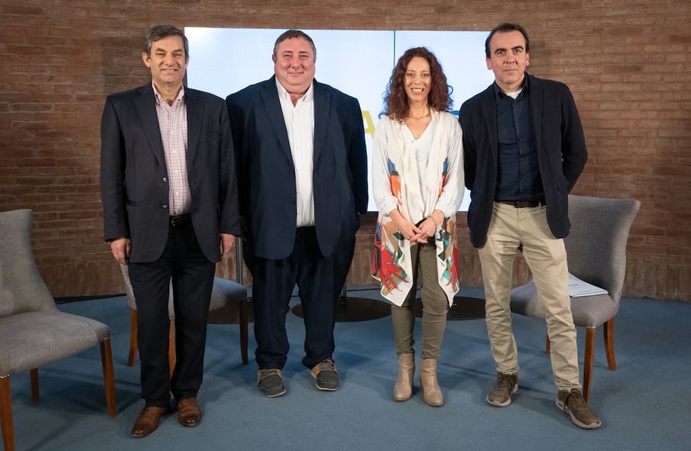Gustavo Zonana, decano de la Facultad de Filosofía y Letras de la UNCuyo; Diego Caso, licenciado en Administración, y Diego Navarro, director Ingeniería en Informática de la Universidad de Mendoza, junto a la periodista Alejandra Vargas participaron del ciclo Pilares sobre Educación superior. Foto: Ignacio Blanco / Los Andes