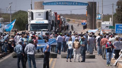 Solo en desaguadero se reunieron unos 100 productores agropecuarios que piden la libre circulacion por las rutas nacionales al ser considerados trabajadores esenciales. Foto: Ignacio Blanco / Los Andes