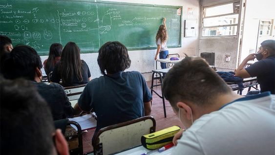Cada vez más docentes necesitan sumar empleos extra: en Argentina, 3 de cada 10 trabaja en más de una escuela. Archivo Ignacio Blanco / Los Andes