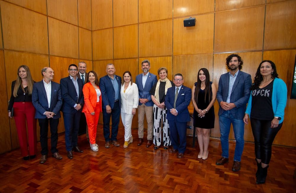 Ulpiano Suarez firmó un acuerdo con el municipio mexicano de Ensenada