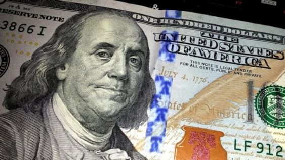 Dólar: las compras en el exterior y el cambio de moneda tiene un impuesto del 35% a cuenta de Ganancias