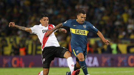 Enzo Pérez y Carlos Tevez, un duelo que seguramente se repetirá en el próximo superclásico. / archivo Los Andes