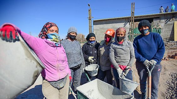 El esfuerzo valdrá la pena, porque en unos meses contarán con instalaciones para contener a los chicos de la zona y allí funcionará también el merendero. Foto: José Gutiérrez / Los Andes