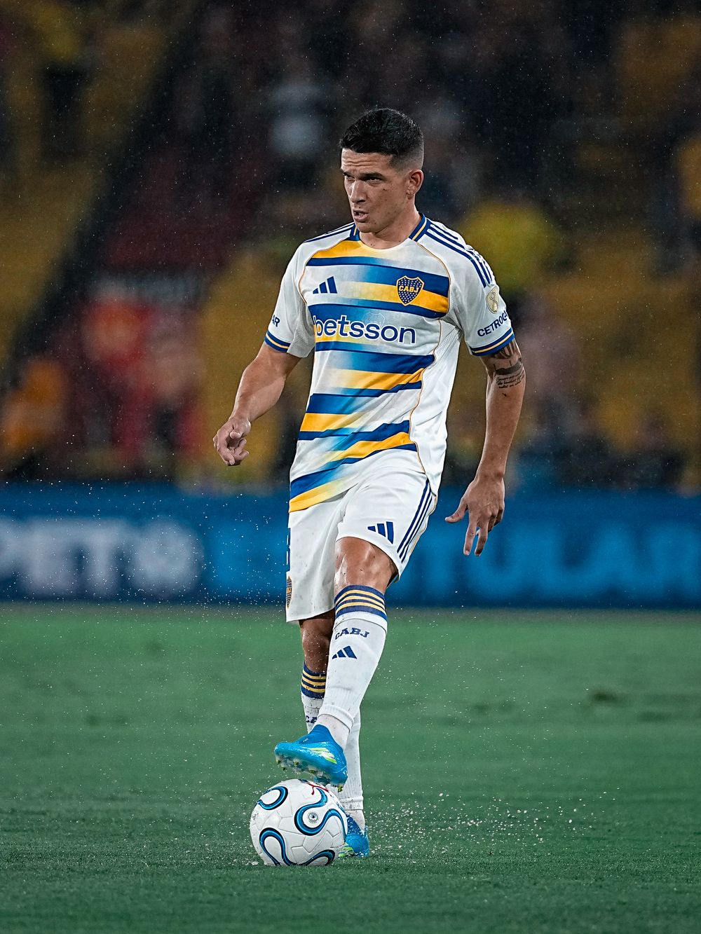 Lautaro Blanco esta vez no tuvo la preponderancia de otras noches y en el primer tiempo sufrió los ataques locales. 