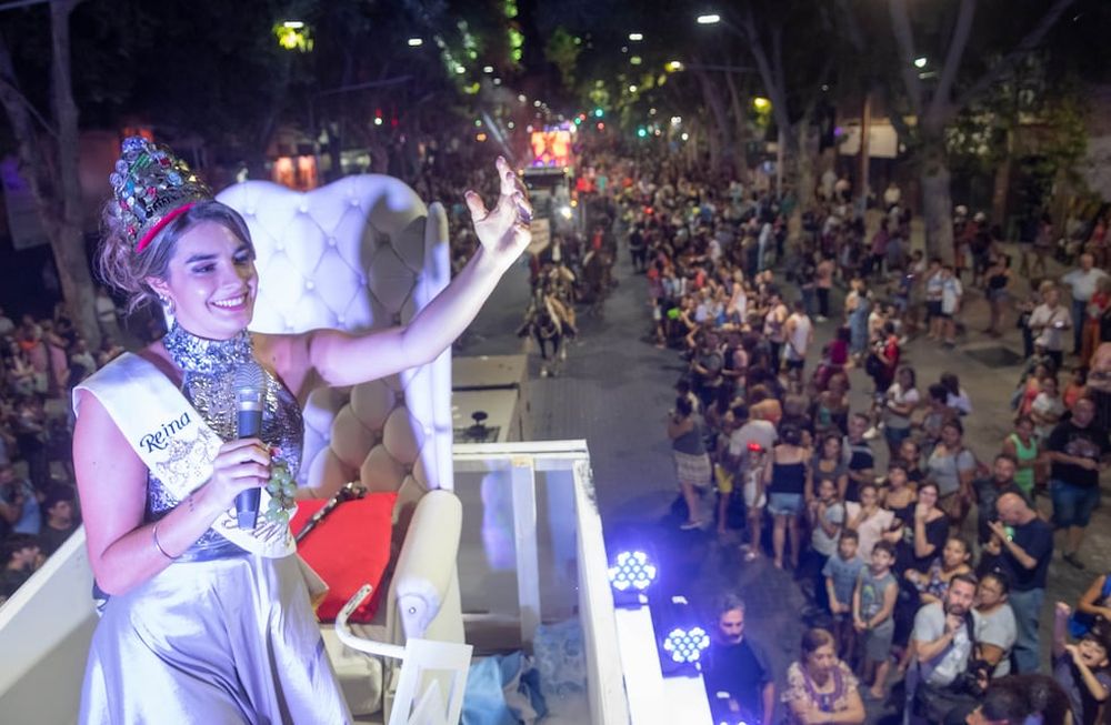 Una imagen de la última Vía Blanca realizada, en 2020, donde se ve la cantidad de gente que llega a ver a las soberanas. Foto: Ignacio Blanco / Los Andes.