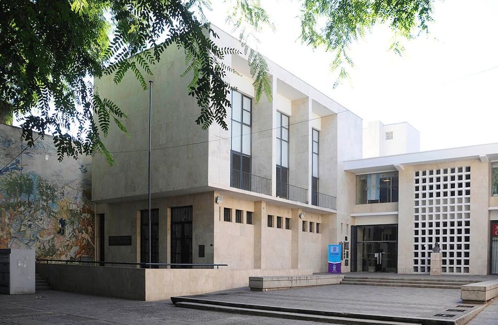 Trabajadores de la Biblioteca Pública General San Martín, ubicada en la Alameda, sostienen que la bicentenaria institución atraviesa por graves problemas, y que las autoridades están haciendo “un vaciamiento” de la noble institución.