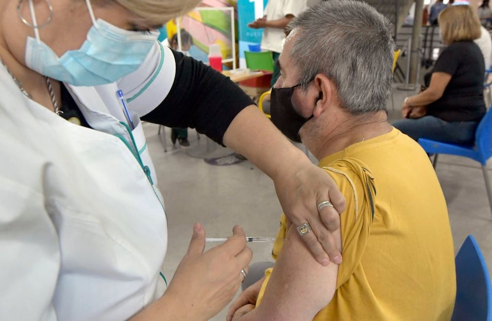 La comunidad científica sugiere un tiempo intermedio entre las vacunaciones, para gracias a ese período poder mantener una vigilancia de los posibles efectos. Foto: Orlando Pelichotti
