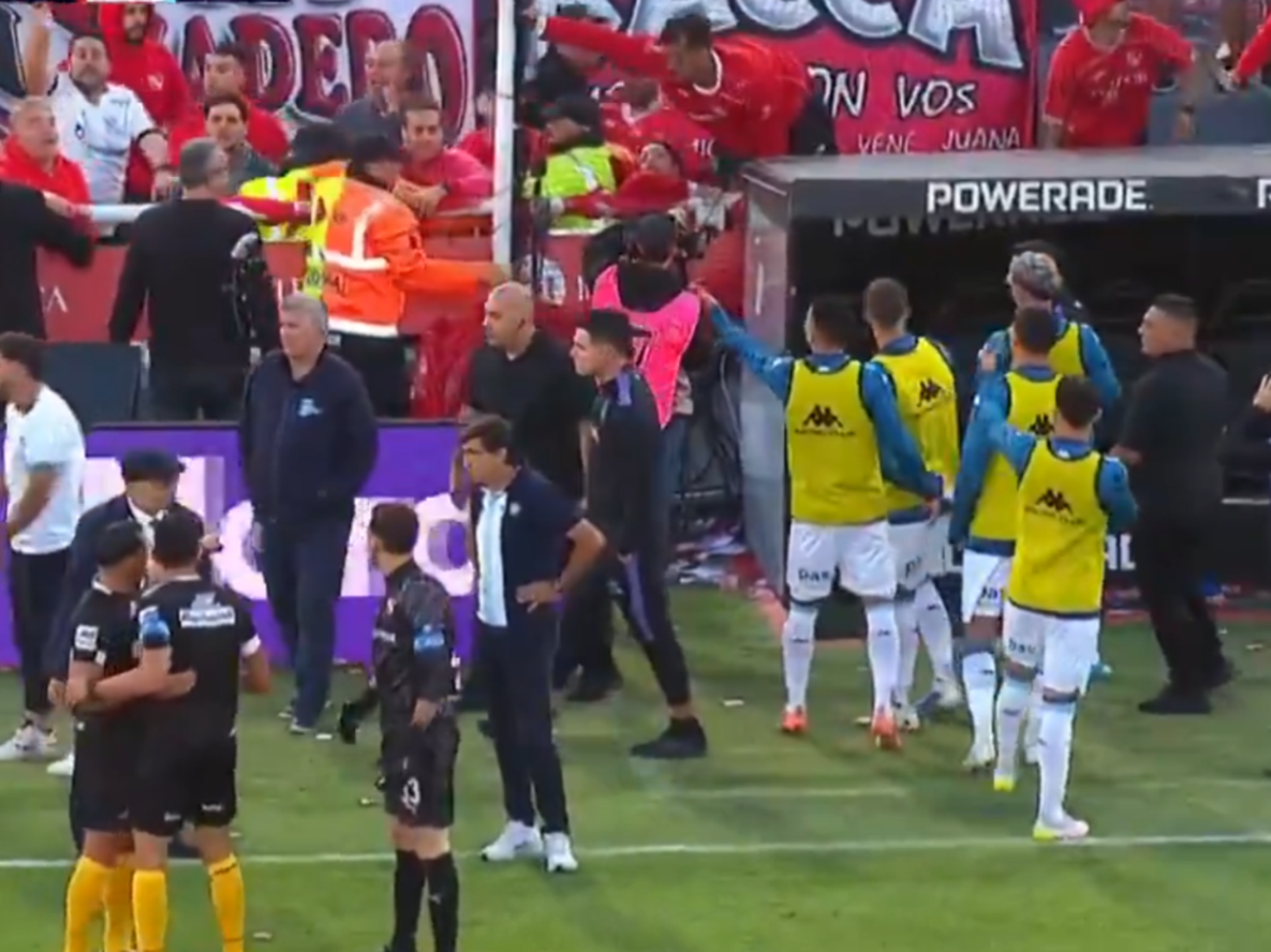 Incidentes entre hinchas de Independiente de Avellaneda y el banco de Racing Club