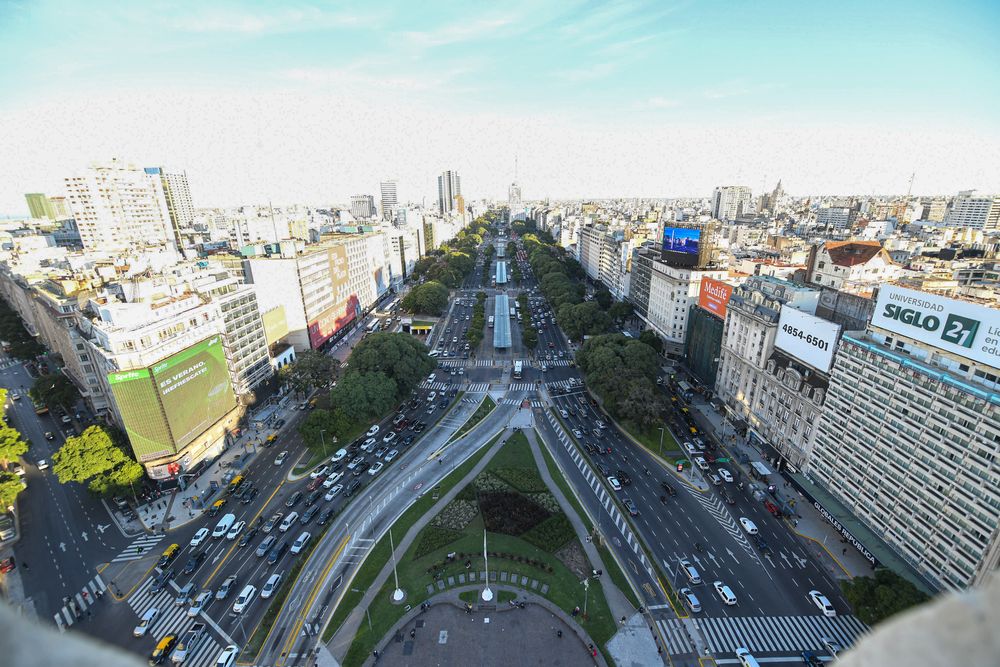 Una de las experiencias turísticas imperdibles: vista de la Avenida 9 de julio desde el Mirador Obelisco Una de las experiencias turísticas imperdibles: vista de la Avenida 9 de julio desde el Mirador Obelisco