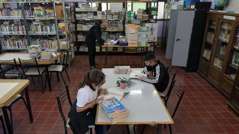 Indica la intromisión inoportuna de una persona en la conversación de otros o en asuntos ajenos. / Foto: Orlando Pelichotti / Los Andes