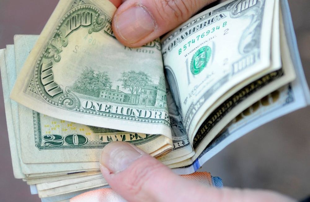 El dólar oficial se vende en aproximadamente $167, con impuestos.