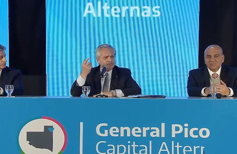 El presidente Alberto Fernández (en el centro) junto a Sergio Ziliotto, gobernador de La Pampa; y Juan Manzur, jefe de Gabinete.