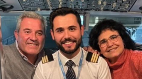 Era la primera vez que Jacas pilotaba un avión con sus padres a bordo, quienes ocupaban dos asientos en la primera fila de la aeronave. Gentileza: 20 minutos.