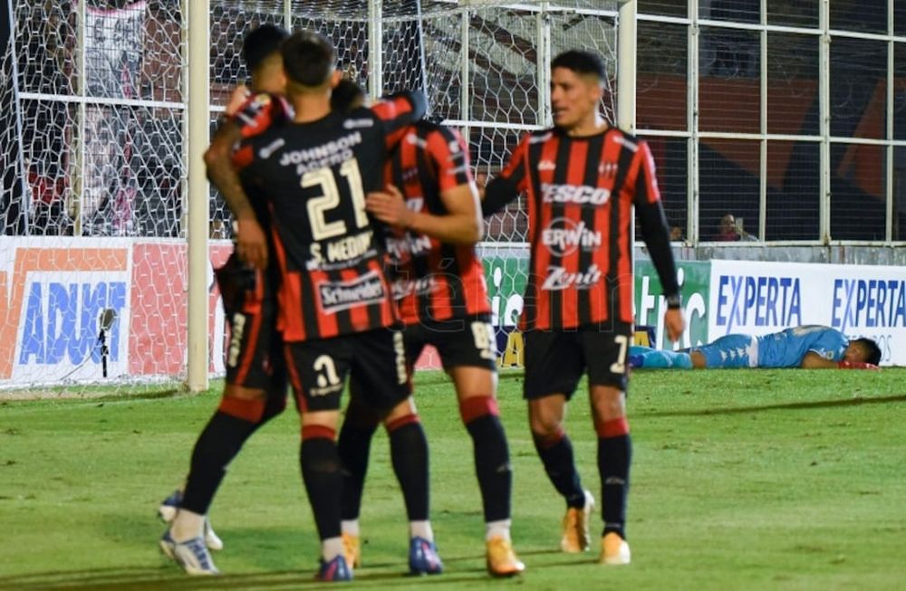 Sobre el final del partido, Patronato logró la igualdad ante Vélez, pero junto a Godoy Cruz, continúan en puesto de descenso directo. / Gentileza.