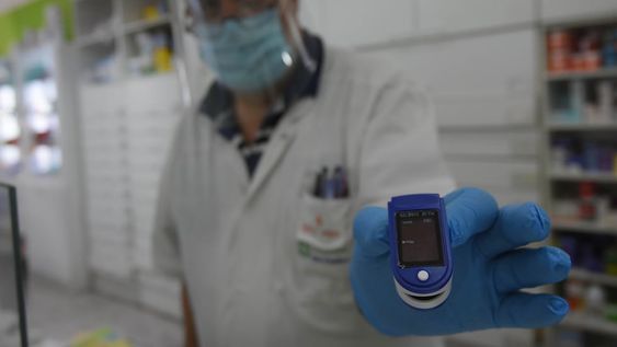 Instrumento de apoyo. El oxímetro es de venta libre y es un elemento que está en las ambulancias, hospitales y guardias. Foto: Jose Gutierrez