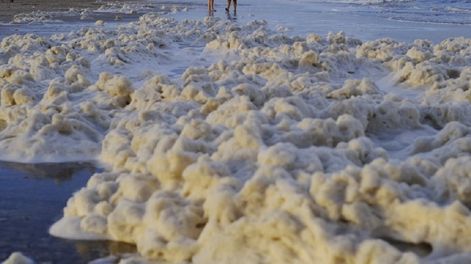 Espuma en las playas de la Costa Atlántica - Télam