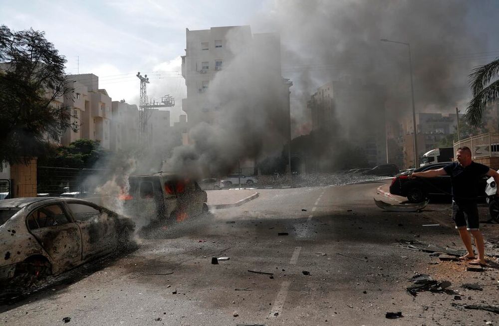 Vista de los daños causados por los cohetes lanzados desde la Franja de Gaza hacia Israel este sábado por la milicia de Ezz Al-Din Al Qassam, la rama militar de Hamas, en la localidad israelí de Ashkelon. Las Brigadas de Al Qasam han lanzado más de 5.000 cohetes desde Gaza a Israel, y que tienen secuestrados los cuerpos de decenas de soldados israelíes muertos en enfrentamientos en la frontera, y de al menos uno vivo. EFE/ Atef Safadi