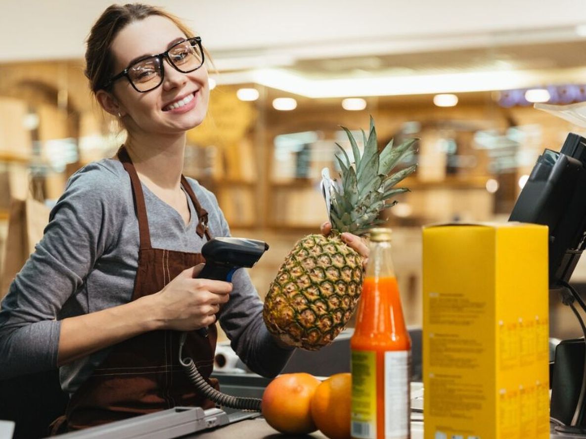 Los cajeros que trabajan media jornada cobran la mitad del salario completo, con los bonos ya incluidos.