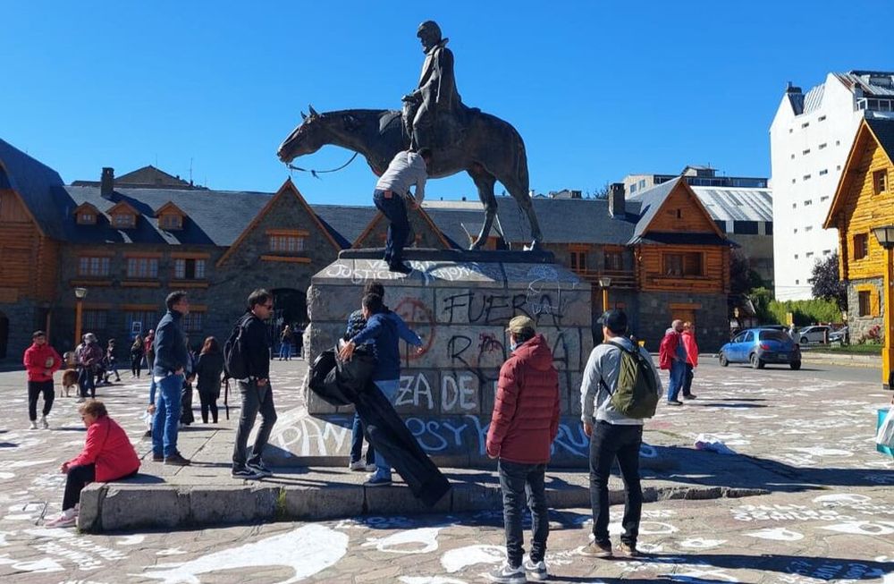 Exalumnos mendocinos del Colegio Maristas limpiaron y arreglaron la estatua vandalizada en el Centro Cívico de Bariloche (Río Negro).