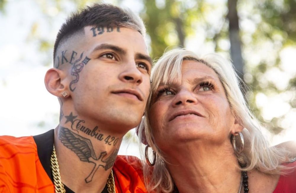 L-Gante junto a su madre. / Archivo