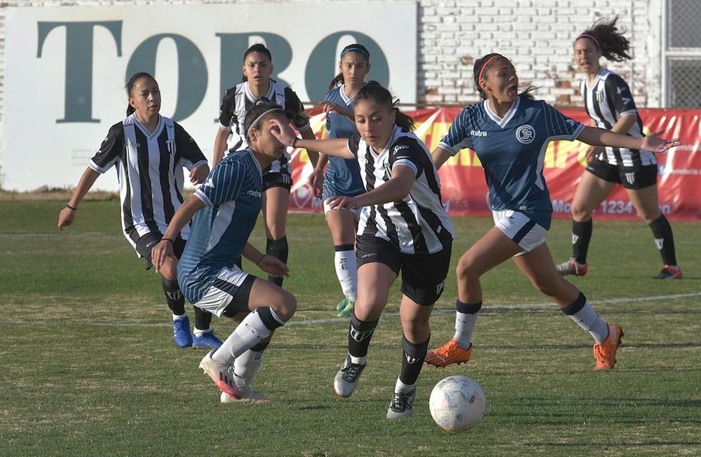 Gimnasia e Independiente animaron la fecha con el clásico del Parque. En la 2°,, lo harán Talleres y Godoy Cruz en el segundo derby del campeonato. /Los AndesMendoza 16 agosto de 2021   Deportes Fútbol femenino: Independiente superó a Gimnasia y se quedó con el clásico del ParqueEn este lunes feriado, y desde muy tempranito, se definió Clásico del Parque en el fútbol femenino: Independiente Rivadavia derrotó por 3-1 a Gimnasia en el estadio Víctor Legrotaglie, por la primera fecha del torneo “Silvana Villalobos”, que organiza la Liga Mendocina.Foto: Orlando Pelichotti  / Los Andes
