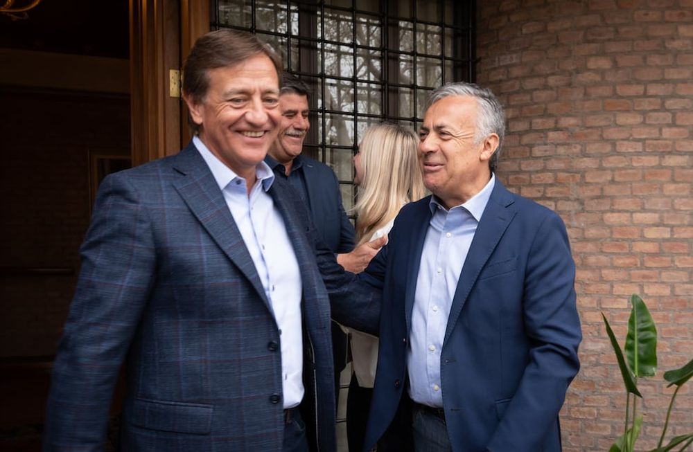 El gobernador Rodolfo Suarez recibió al gobernador electo Alfredo Cornejo y a su vicegobernadora Hebe Casado, compartieron un desayuno de trabajo en la residencia oficial.Foto: Ignacio Blanco / Los Andes
