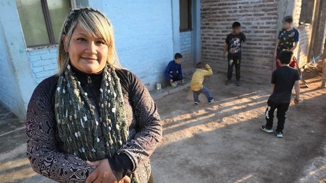 Los Andes | Noelia Poblete reconoce que la situación es compleja para sus vecinos y no logra reunir las mismas donaciones que recibía. Foto: archivo / Los Andes