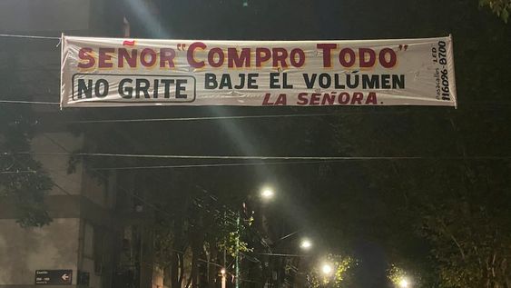 Una señora se cansó del vendedor de Compro Todo que pasa por su barrio y le puso un pasacalle. Un vecino lo subió a Twitter y los usuarios reaccionaron.