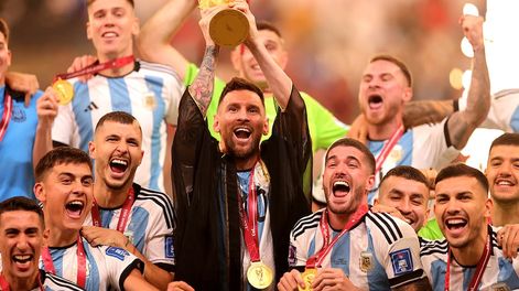Messi, Paredes, Lautaro Martínez y Armani se sumaron a la lista de campeones que tienen su vino. - Foto: EFE/EPA/Friedemann Vogel